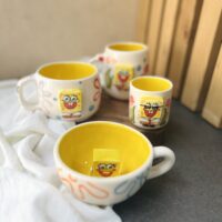 ست سرامیکی باباسفنجی دیباتین – لتهخوری، ماگ، ماگ کوچک و شات قهوه با طرح برجسته و لعاب زرد